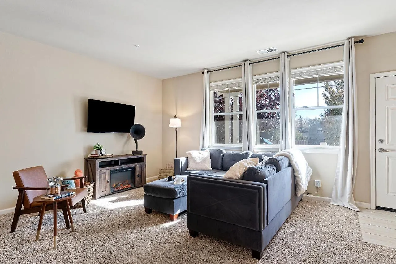 High End Midtown Home With Fireplace And Ensuite Baths Reno 0*,