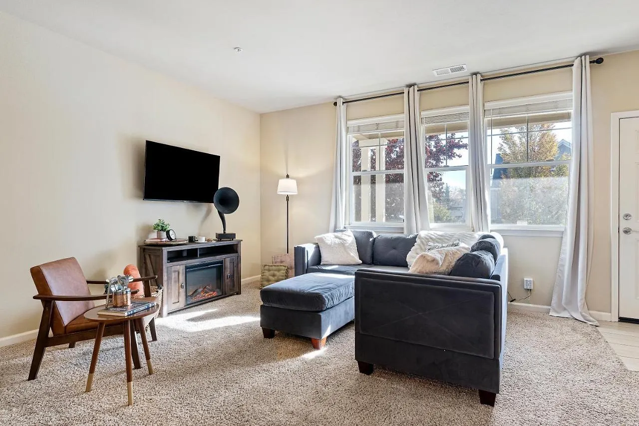 High End Midtown Home With Fireplace And Ensuite Baths Reno