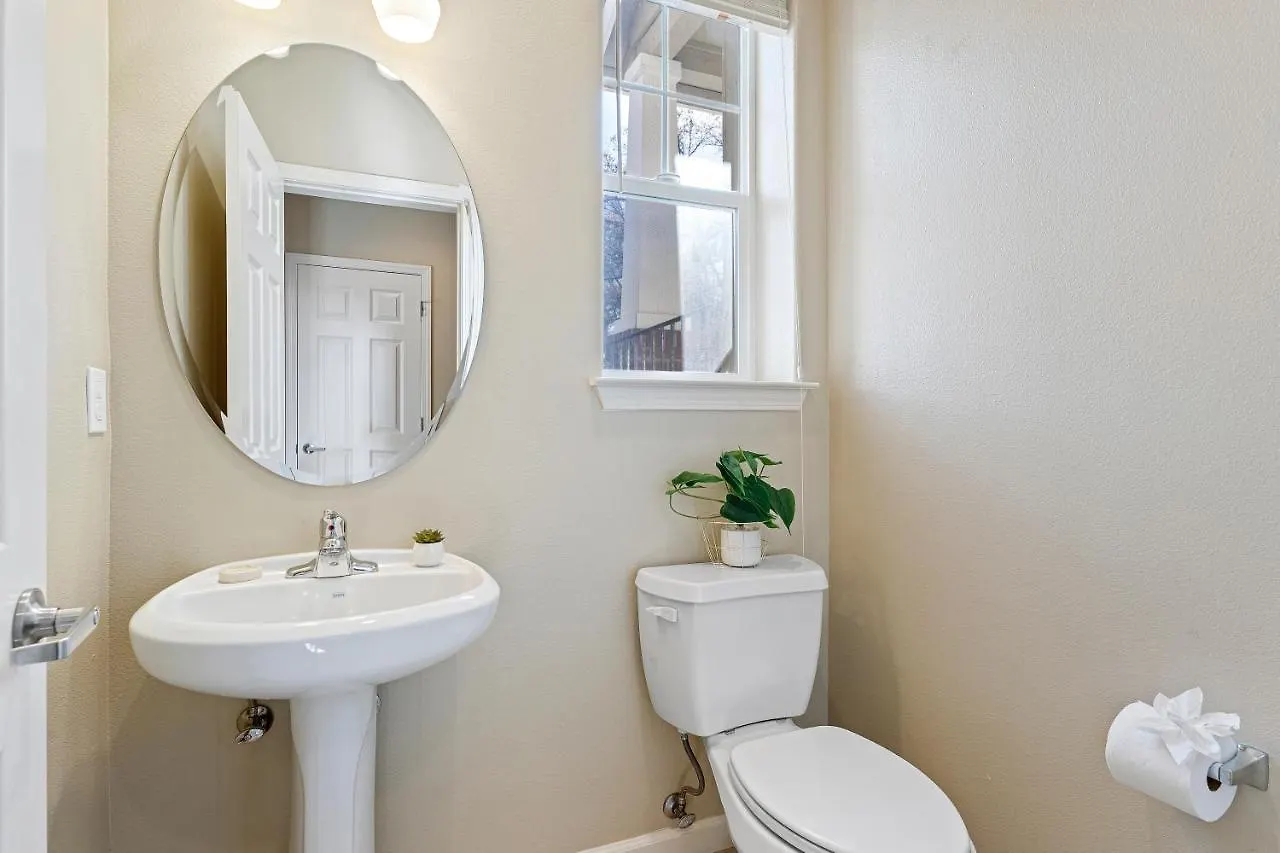 Apartment High End Midtown Home With Fireplace And Ensuite Baths Reno