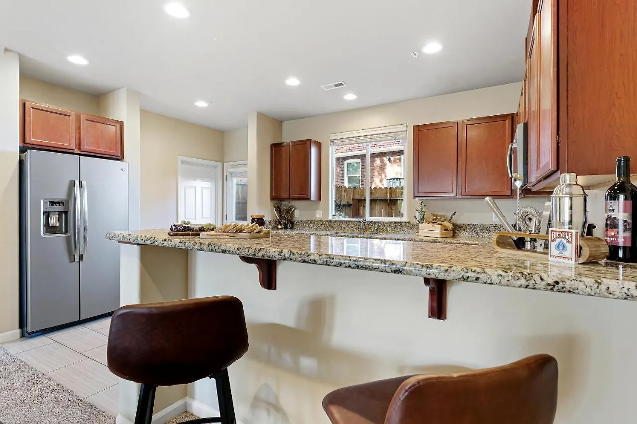 High End Midtown Home With Fireplace And Ensuite Baths Reno
