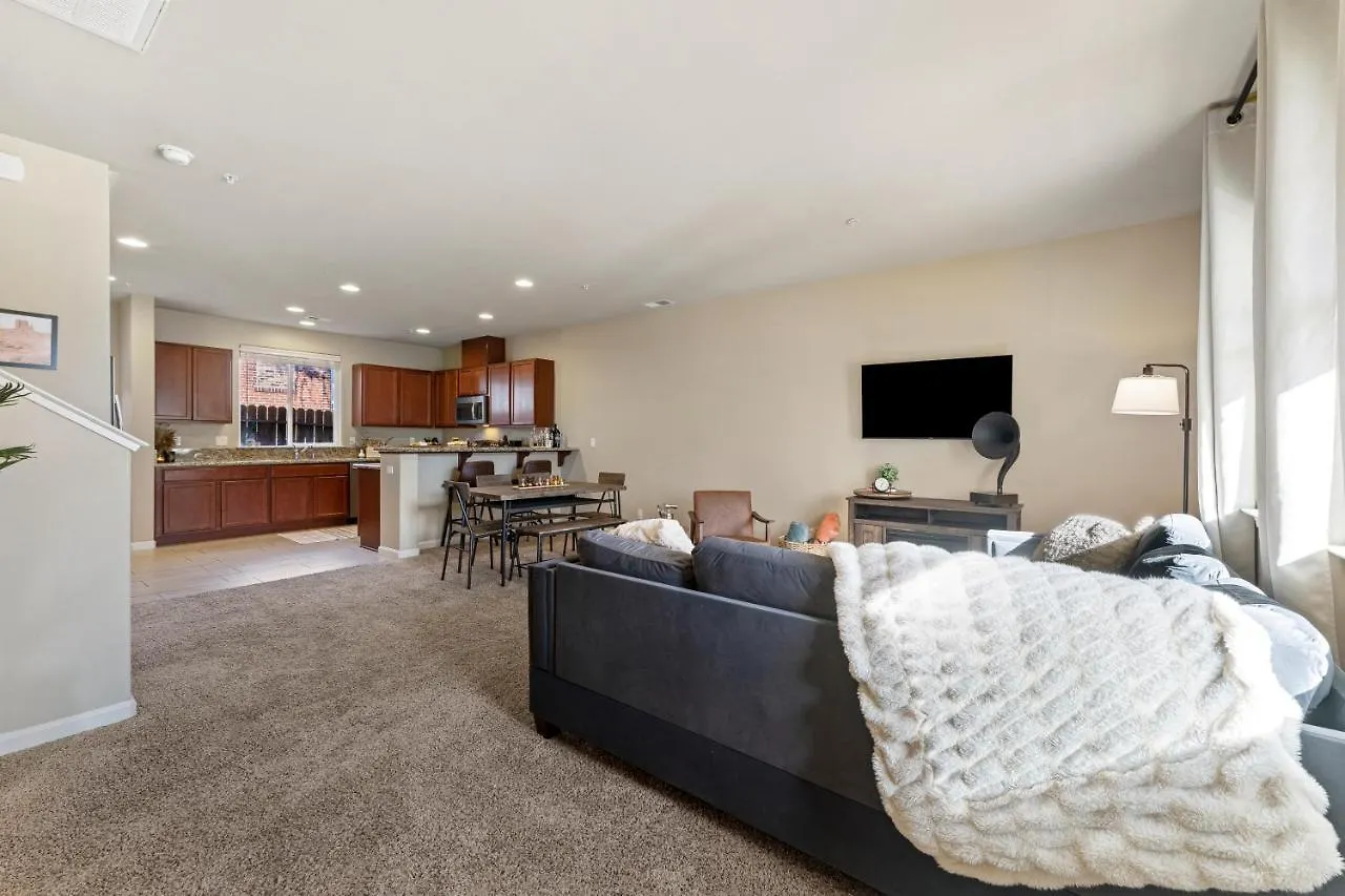 Apartment High End Midtown Home With Fireplace And Ensuite Baths Reno