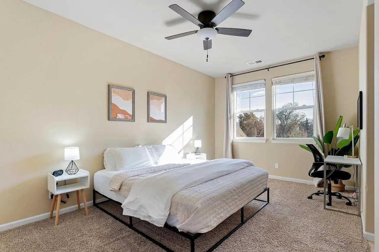 High End Midtown Home With Fireplace And Ensuite Baths Reno