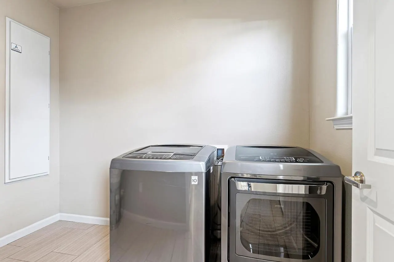 High End Midtown Home With Fireplace And Ensuite Baths Reno Apartment