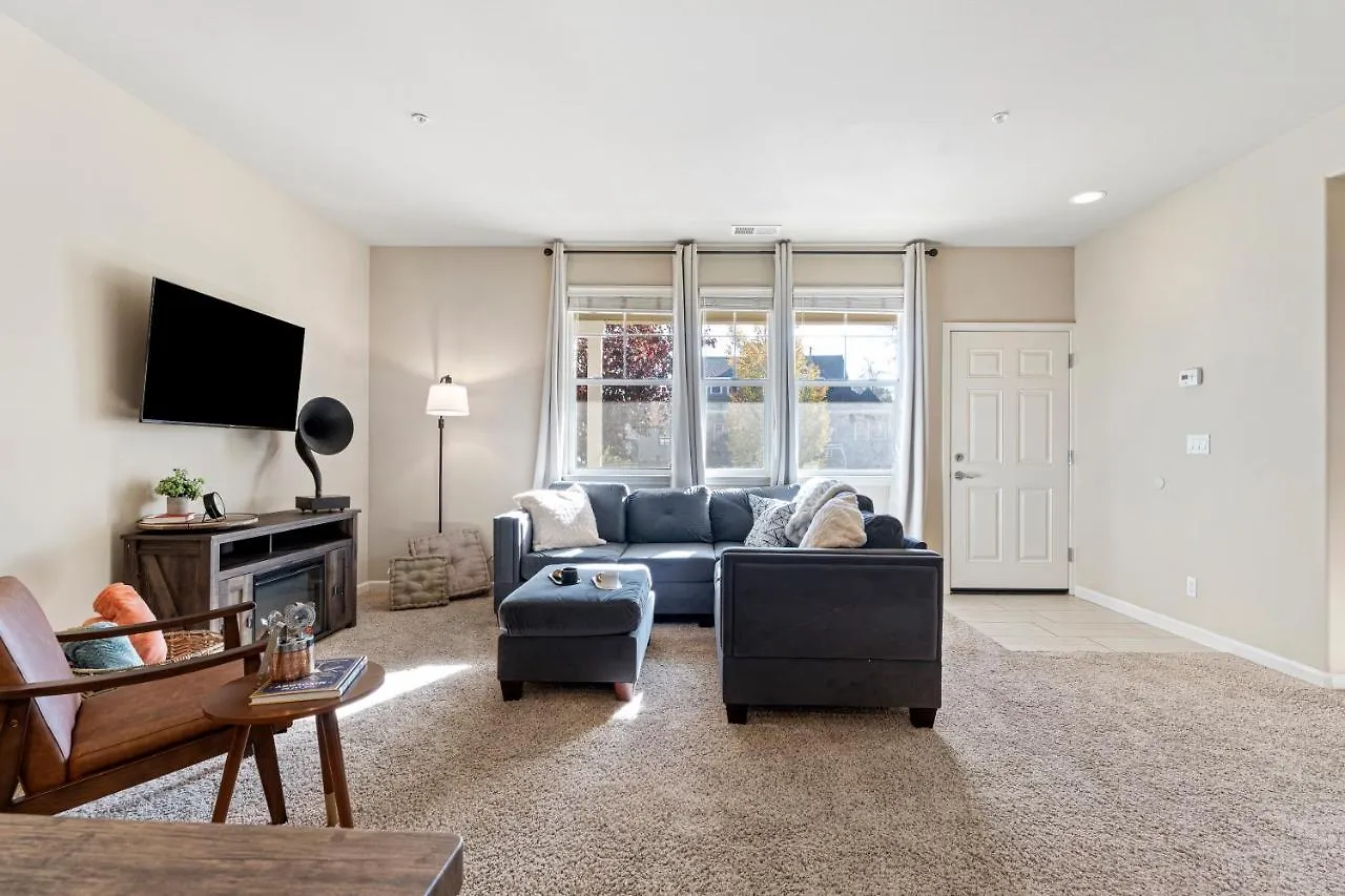 Apartment High End Midtown Home With Fireplace And Ensuite Baths Reno