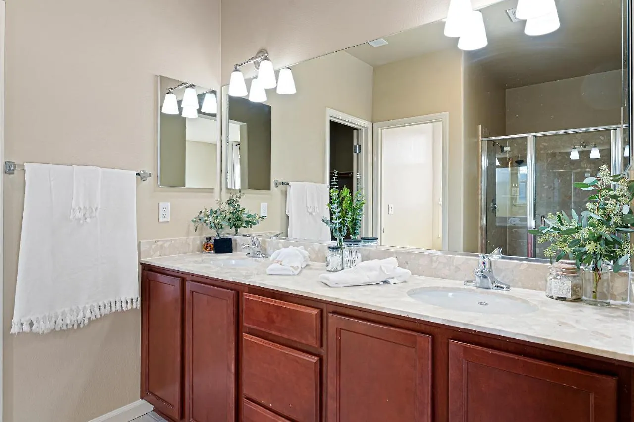 Apartment High End Midtown Home With Fireplace And Ensuite Baths Reno
