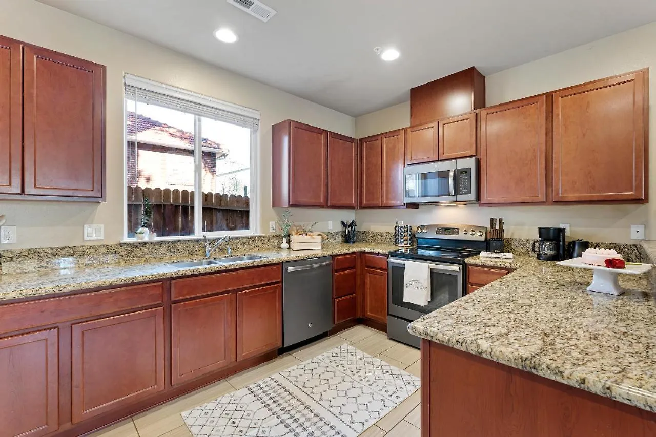 High End Midtown Home With Fireplace And Ensuite Baths Reno United States