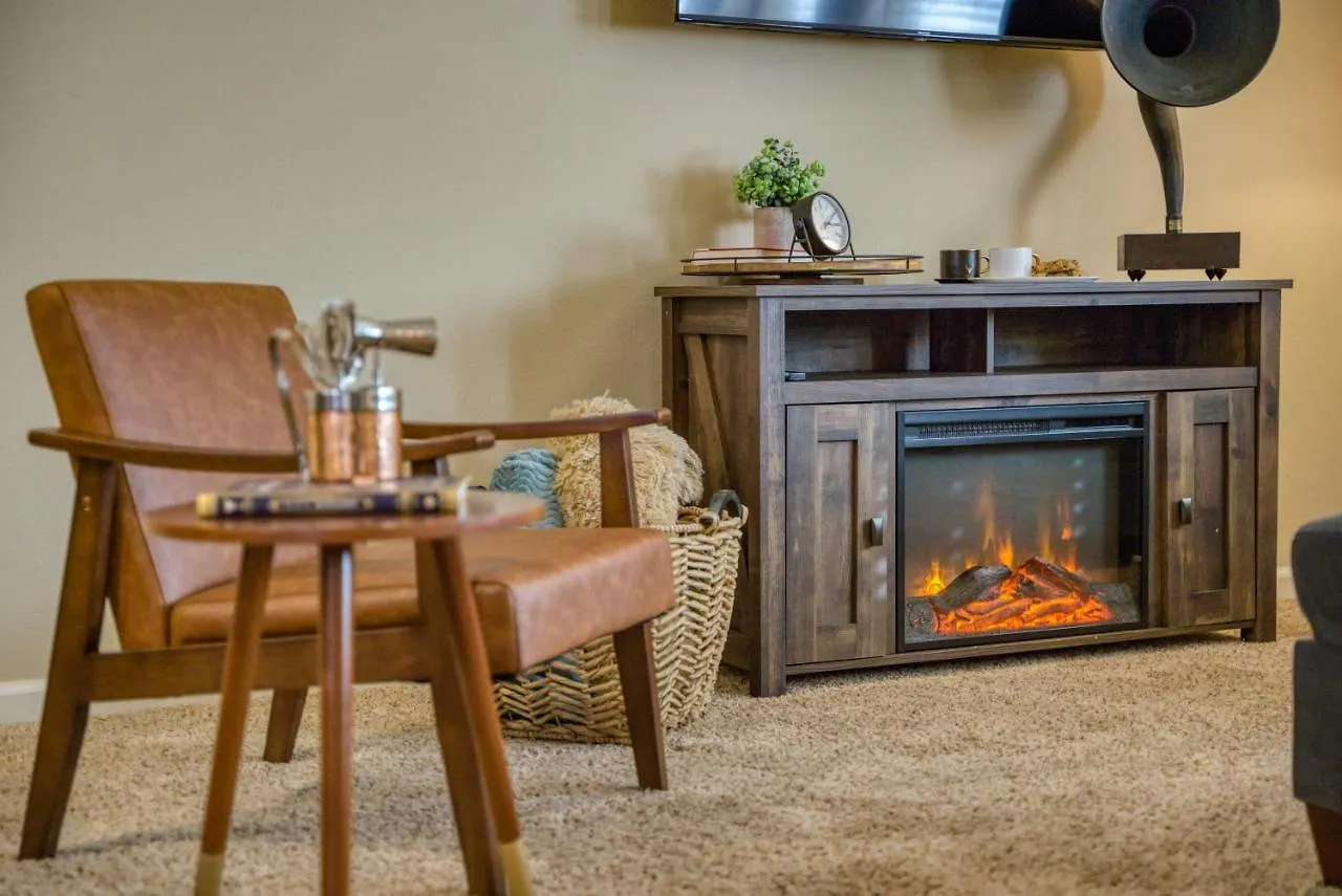 Apartment High End Midtown Home With Fireplace And Ensuite Baths Reno