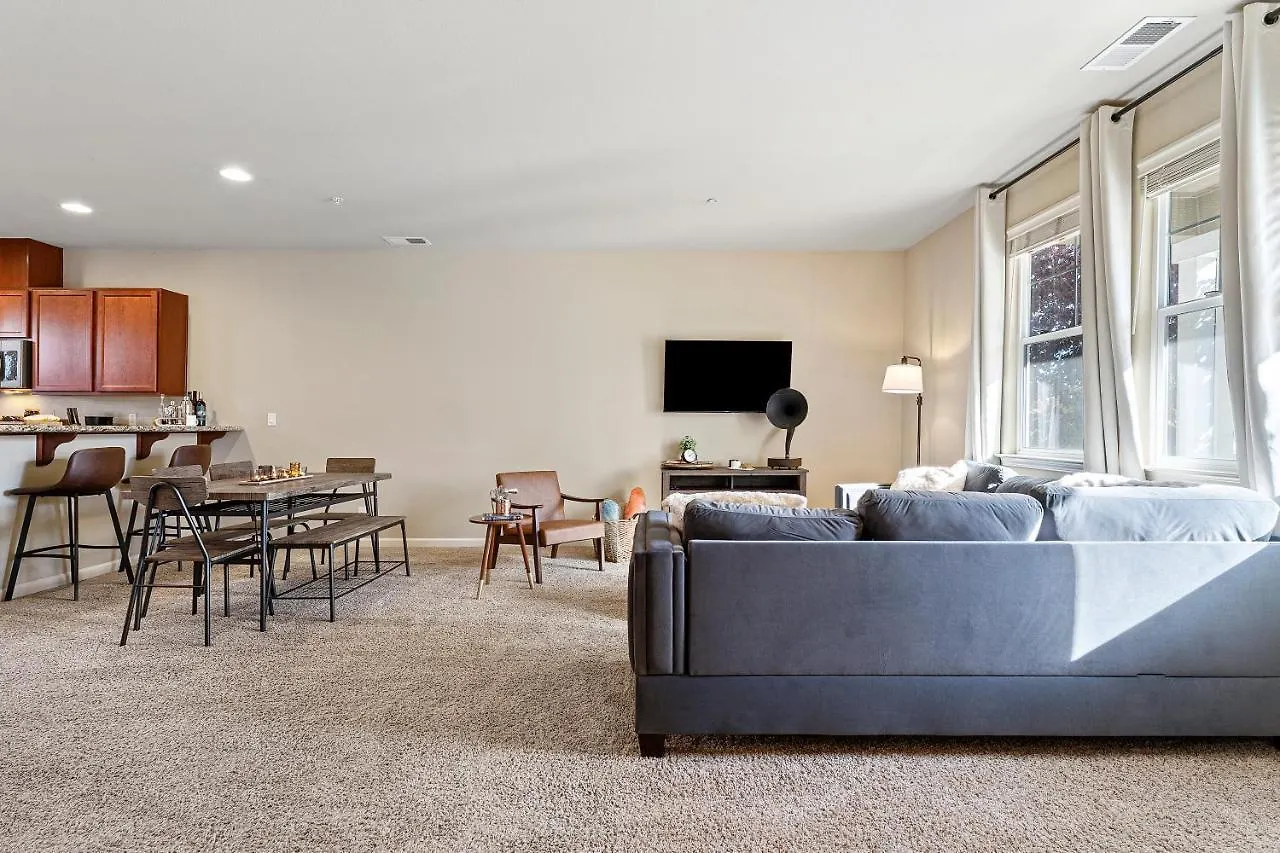 High End Midtown Home With Fireplace And Ensuite Baths Reno Apartment